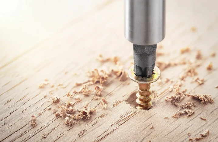 Schraube wird in Holz gedreht